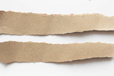 Kahverengi doku kağıt beyaz arka plan üzerinde yırtık oluklu. karton sayfasının arka planı olarak kullanılan RIP .