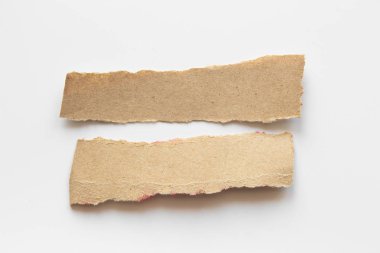 Kahverengi doku kağıt beyaz arka plan üzerinde yırtık oluklu. karton sayfasının arka planı olarak kullanılan RIP .