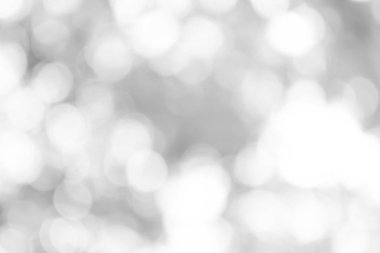 Beyaz bulanık arkaplan. Bokeh Noel 'i güzel, parlak Noel ışıklarını bulanıklaştırdı