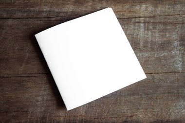 Boş portre mock-up kağıt. Broşür dergi izole kahverengi ahşap masa, değiştirilebilir arka plan / beyaz kağıt ağaç izole