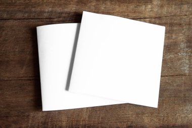 Boş portre mock-up kağıt. Broşür dergi izole kahverengi ahşap masa, değiştirilebilir arka plan / beyaz kağıt ağaç izole