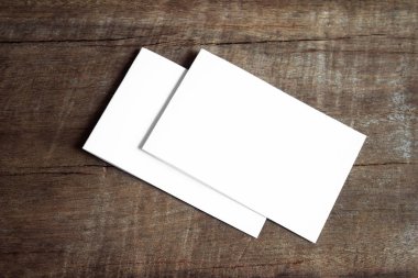 Boş portre mock-up kağıt. Broşür dergi izole kahverengi ahşap masa, değiştirilebilir arka plan / beyaz kağıt ağaç izole