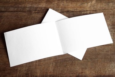 Boş portre mock-up kağıt. Broşür dergi izole kahverengi ahşap masa, değiştirilebilir arka plan / beyaz kağıt ağaç izole