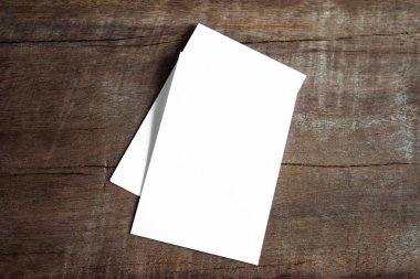 Boş portre mock-up kağıt. Broşür dergi izole kahverengi ahşap masa, değiştirilebilir arka plan / beyaz kağıt ağaç izole