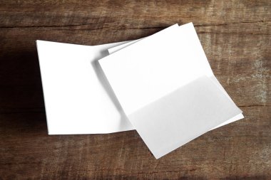 Boş portre mock-up kağıt. Broşür dergi izole kahverengi ahşap masa, değiştirilebilir arka plan / beyaz kağıt ağaç izole