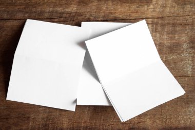 Boş portre mock-up kağıt. Broşür dergi izole kahverengi ahşap masa, değiştirilebilir arka plan / beyaz kağıt ağaç izole