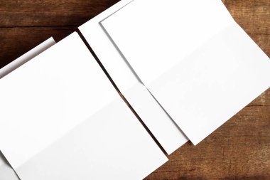 Boş portre mock-up kağıt. Broşür dergi izole kahverengi ahşap masa, değiştirilebilir arka plan / beyaz kağıt ağaç izole