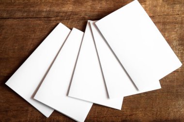 Boş portre mock-up kağıt. Broşür dergi izole kahverengi ahşap masa, değiştirilebilir arka plan / beyaz kağıt ağaç izole