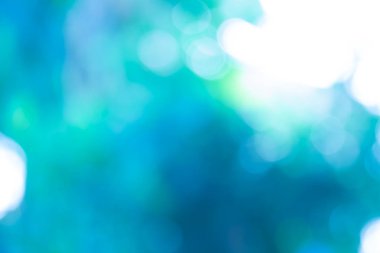 Bokeh ışığıyla mavi bulanık su arkaplanı