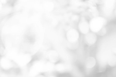 Beyaz bulanık arkaplan. Bokeh Noel 'i güzel, parlak Noel ışıklarını bulanıklaştırdı