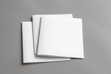 Boş portre mock-up kağıt. gri, değiştirilebilir arka plan izole broşür dergi / beyaz kağıt izole gri üzerine
