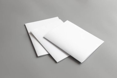 Boş portre mock-up kağıt. gri, değiştirilebilir arka plan izole broşür dergi / beyaz kağıt izole gri üzerine