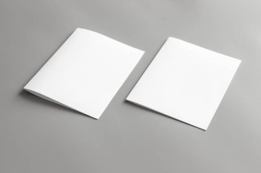 Boş portre mock-up kağıt. gri, değiştirilebilir arka plan izole broşür dergi / beyaz kağıt izole gri üzerine