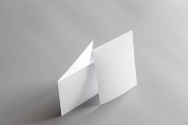 Boş portre mock-up kağıt. gri, değiştirilebilir arka plan izole broşür dergi / beyaz kağıt izole gri üzerine