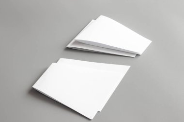 Boş portre mock-up kağıt. gri, değiştirilebilir arka plan izole broşür dergi / beyaz kağıt izole gri üzerine