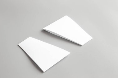 Boş portre mock-up kağıt. gri, değiştirilebilir arka plan izole broşür dergi / beyaz kağıt izole gri üzerine