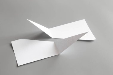 Boş portre mock-up kağıt. gri, değiştirilebilir arka plan izole broşür dergi / beyaz kağıt izole gri üzerine