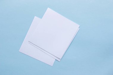 Boş portre mock-up kağıt. Mavi, değiştirilebilir arka plan izole broşür dergi / beyaz ışık mavi kağıt üzerinde izole kağıt.