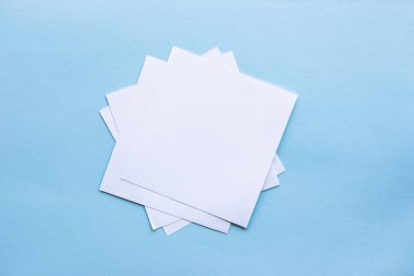 Boş portre mock-up kağıt. Mavi, değiştirilebilir arka plan izole broşür dergi / beyaz ışık mavi kağıt üzerinde izole kağıt.