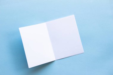 Boş portre mock-up kağıt. Mavi, değiştirilebilir arka plan izole broşür dergi / beyaz ışık mavi kağıt üzerinde izole kağıt.