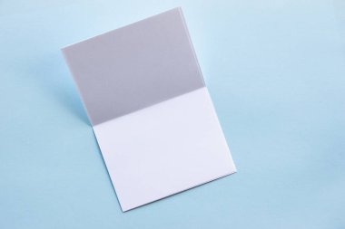 Boş portre mock-up kağıt. Mavi, değiştirilebilir arka plan izole broşür dergi / beyaz ışık mavi kağıt üzerinde izole kağıt.