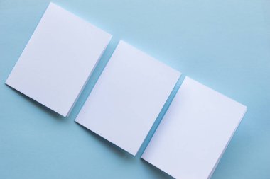 Boş portre mock-up kağıt. Mavi, değiştirilebilir arka plan izole broşür dergi / beyaz ışık mavi kağıt üzerinde izole kağıt.