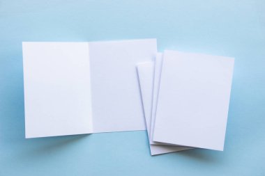 Boş portre mock-up kağıt. Mavi, değiştirilebilir arka plan izole broşür dergi / beyaz ışık mavi kağıt üzerinde izole kağıt.