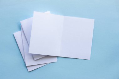 Boş portre mock-up kağıt. Mavi, değiştirilebilir arka plan izole broşür dergi / beyaz ışık mavi kağıt üzerinde izole kağıt.