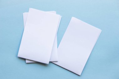 Boş portre mock-up kağıt. Mavi, değiştirilebilir arka plan izole broşür dergi / beyaz ışık mavi kağıt üzerinde izole kağıt.