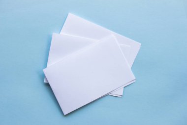 Boş portre mock-up kağıt. Mavi, değiştirilebilir arka plan izole broşür dergi / beyaz ışık mavi kağıt üzerinde izole kağıt.