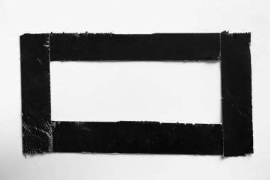 Siyah bantlar beyaz arka plan üzerinde ayarlayın. Yatay ve farklı boyut siyah bant, yapıştırıcı parçaları yırtılmış.