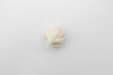 Beyaz arka planda sarımsak. En iyi görünümü sarımsak bahçesinden.