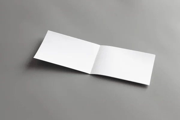 空白の肖像モックアップの紙 パンフレット雑誌グレー 変わりやすい背景に分離されて灰色に分離されたホワイト ペーパー — ストック写真