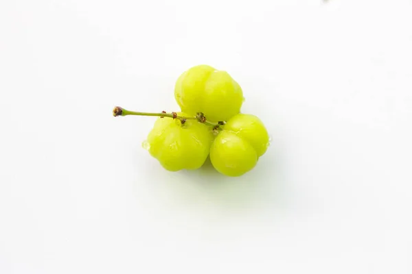 Uvas Verdes Sobre Fundo Branco — Fotografia de Stock