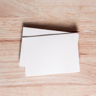 Boş portre mock-up kağıt. Broşür dergi izole kahverengi ahşap masa, değiştirilebilir arka plan / beyaz kağıt ağaç izole