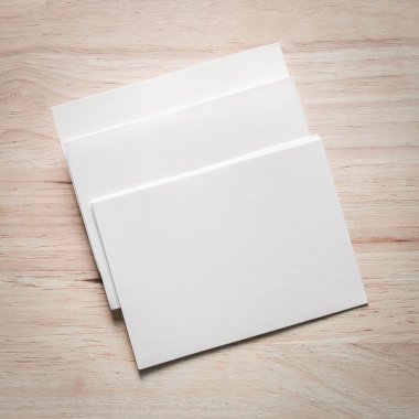 Boş portre mock-up kağıt. Broşür dergi izole kahverengi ahşap masa, değiştirilebilir arka plan / beyaz kağıt ağaç izole