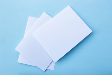 Boş portre mock-up kağıt. Mavi, değiştirilebilir arka plan izole broşür dergi / beyaz ışık mavi kağıt üzerinde izole kağıt.