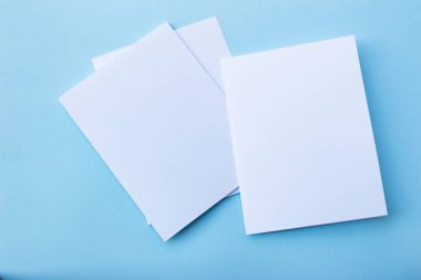 Boş portre mock-up kağıt. Mavi, değiştirilebilir arka plan izole broşür dergi / beyaz ışık mavi kağıt üzerinde izole kağıt.