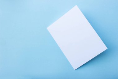 Boş portre mock-up kağıt. Mavi, değiştirilebilir arka plan izole broşür dergi / beyaz ışık mavi kağıt üzerinde izole kağıt.