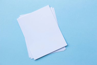 Boş portre mock-up kağıt. Mavi, değiştirilebilir arka plan izole broşür dergi / beyaz ışık mavi kağıt üzerinde izole kağıt.