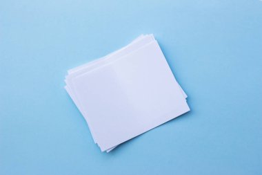 Boş portre mock-up kağıt. Mavi, değiştirilebilir arka plan izole broşür dergi / beyaz ışık mavi kağıt üzerinde izole kağıt.