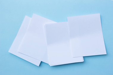 Boş portre mock-up kağıt. Mavi, değiştirilebilir arka plan izole broşür dergi / beyaz ışık mavi kağıt üzerinde izole kağıt.