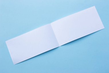 Boş portre mock-up kağıt. Mavi, değiştirilebilir arka plan izole broşür dergi / beyaz ışık mavi kağıt üzerinde izole kağıt.