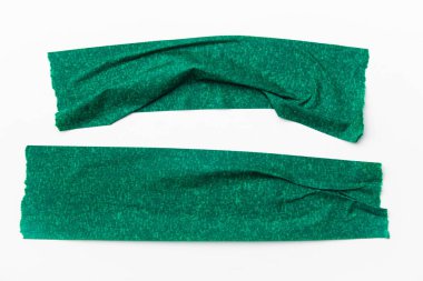 Gibi yeşil bantlar beyaz arka plan üzerinde ayarlayın. Yatay ve farklı boyut yeşil bant, yapıştırıcı parçaları yırtılmış.