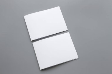 Boş portre mock-up kağıt. gri, değiştirilebilir arka plan izole broşür dergi / beyaz kağıt izole gri üzerine
