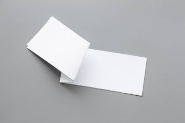 Boş portre mock-up kağıt. gri, değiştirilebilir arka plan izole broşür dergi / beyaz kağıt izole gri üzerine
