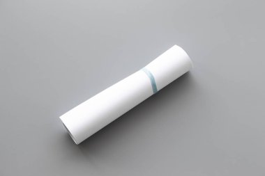 Boş portre mock-up kağıt. gri, değiştirilebilir arka plan izole broşür dergi / beyaz kağıt izole gri üzerine