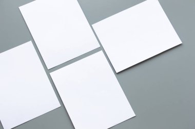 Boş portre mock-up kağıt. gri, değiştirilebilir arka plan izole broşür dergi / beyaz kağıt izole gri üzerine