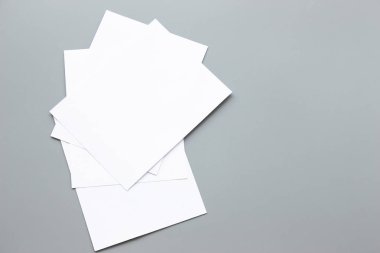 Boş portre mock-up kağıt. gri, değiştirilebilir arka plan izole broşür dergi / beyaz kağıt izole gri üzerine