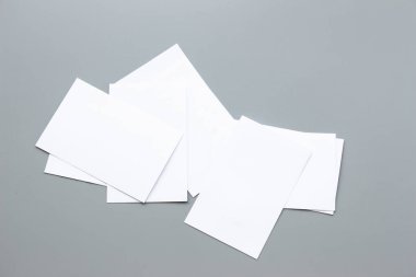 Boş portre mock-up kağıt. gri, değiştirilebilir arka plan izole broşür dergi / beyaz kağıt izole gri üzerine